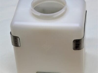 Spolarbehållare med fäste